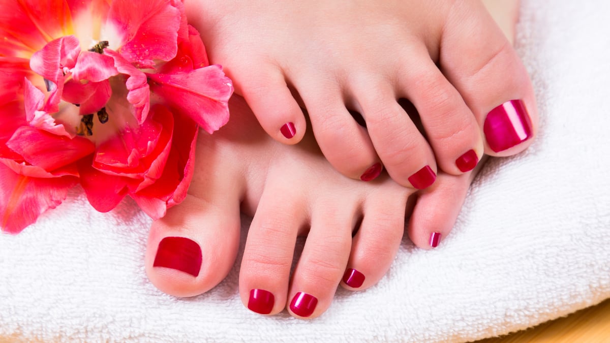 Uñas pies minimalistas // Créditos: Getty Images