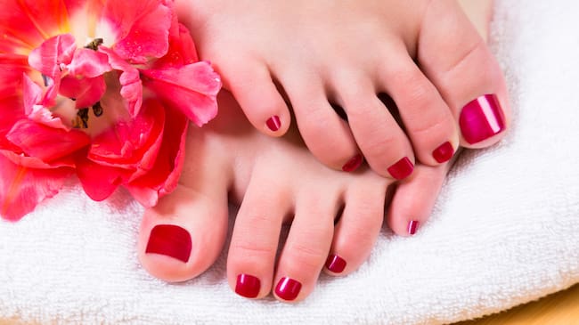 Uñas pies minimalistas // Créditos: Getty Images