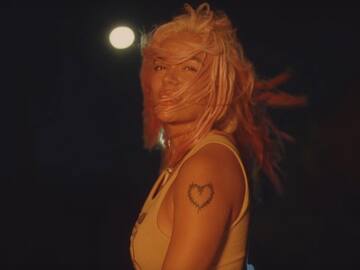 Karol G sedujo a sus fans tras presumir su cuerpazo en medio del mar ¡Pura candela!