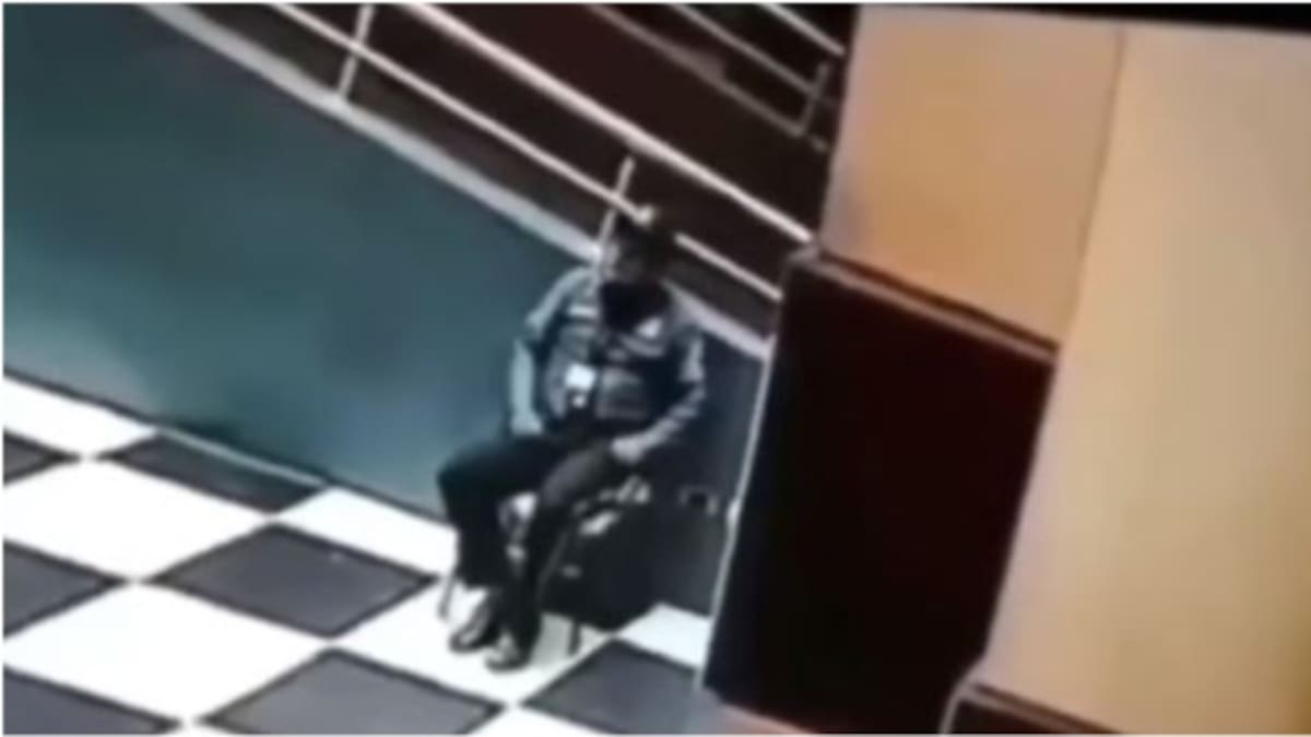 Cámara de seguridad grabó a vigilante hablando con su compañero que acababa de morir