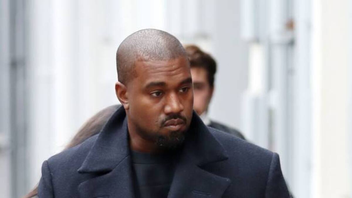 Kanye West (Ye) es captado usando una máscara protésica con rasgos caucásicos