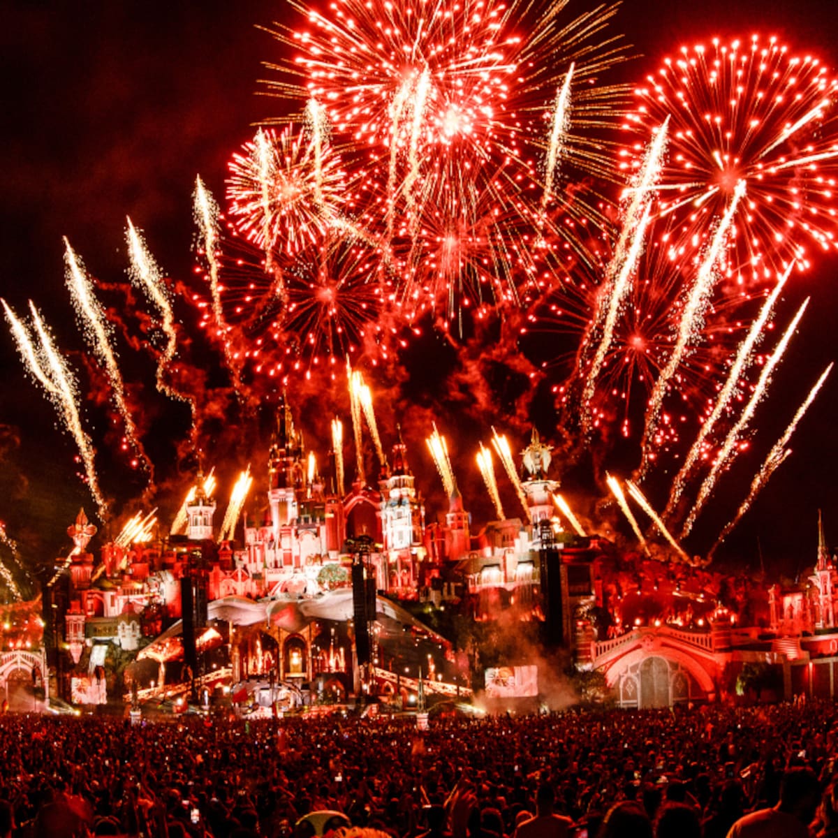 Impactantes imágenes del feroz incendio del escenario principal del Tomorrowland ¿Se cancela?