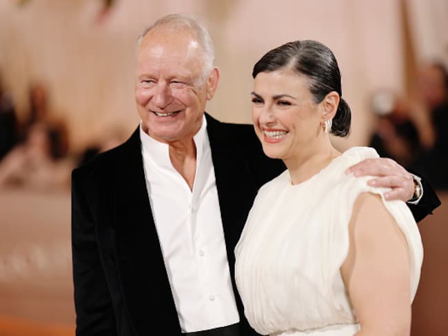 Stellan Skarsgård and Megan Everett-Skarsgård en los Golden Globes // Foto: Getty Images
