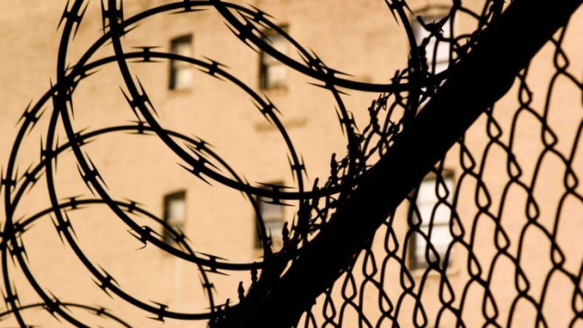 Les dieron alcohol para desinfección y lo usaron para embriagarse