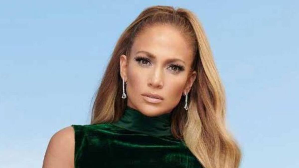 Jennifer Lopez enamora a sus seguidores con foto en escotado vestido