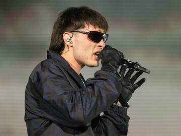 ¿Peso Pluma está estrenando novia? Ella es la chica que el cantante besó antes de su concierto