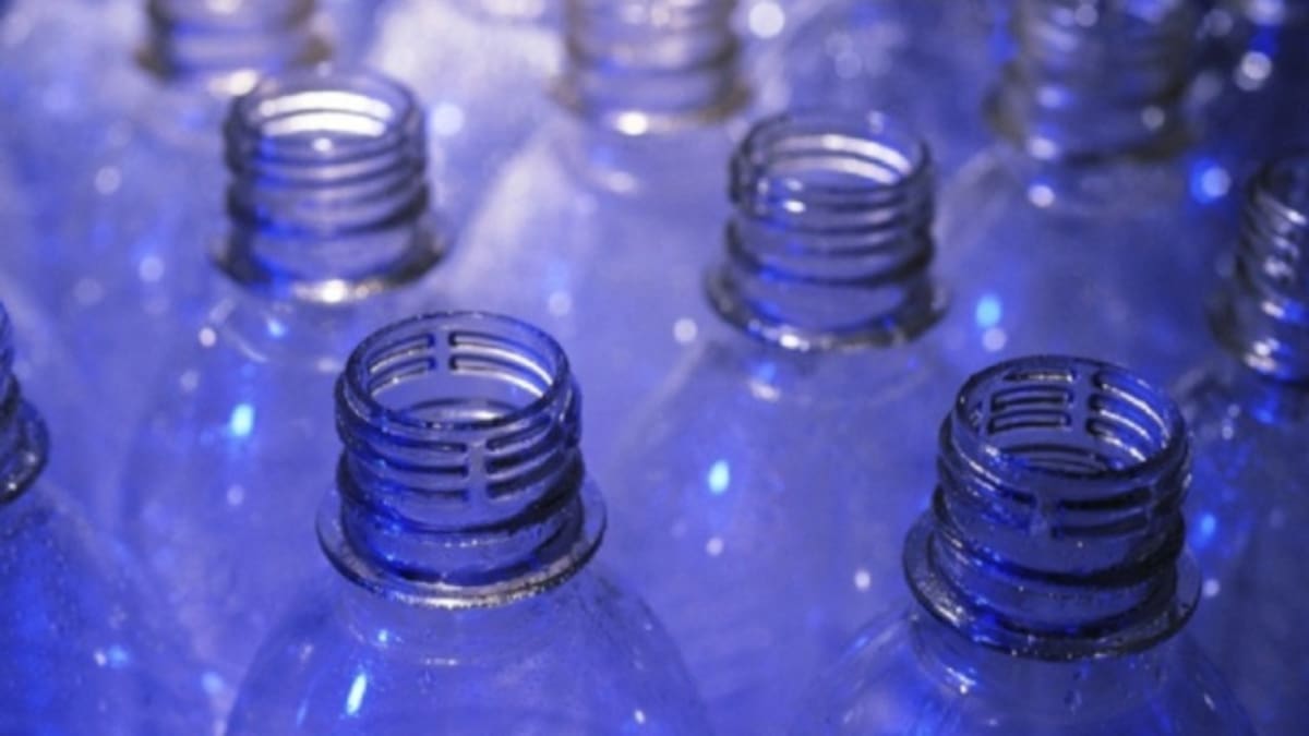 El curioso reto viral de la botella que todos quieren intentar