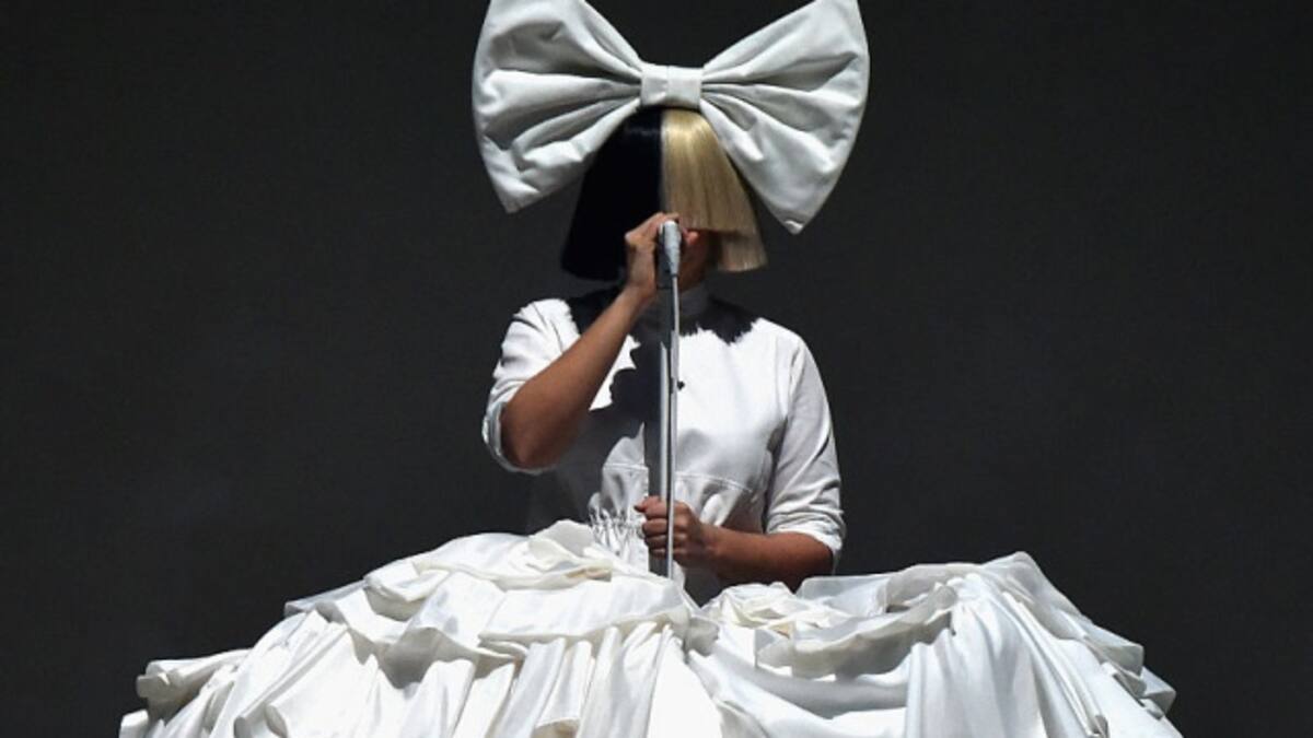 Esto hizo Sia para no quedarle mal a sus seguidores