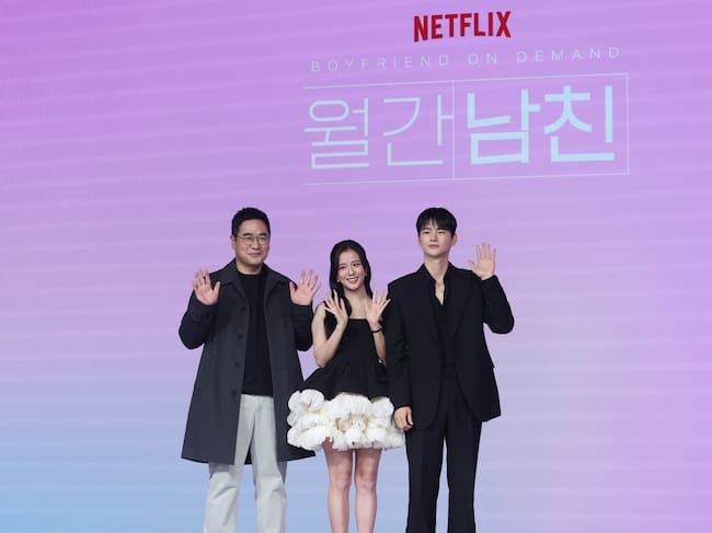 Kim Jung Sik, Jisoo y Seo In Guk en la premier de ‘Boyfriend on Demand’ de la plataforma Netflix / Getty Images