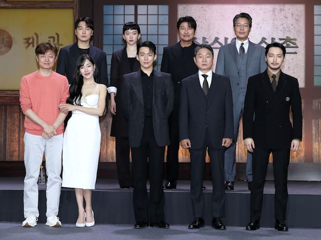 Tiffany Young, junto al elenco de 'Uncle Samsik' en la rueda de prensa para el lanzamiento de la serie / Getty Images