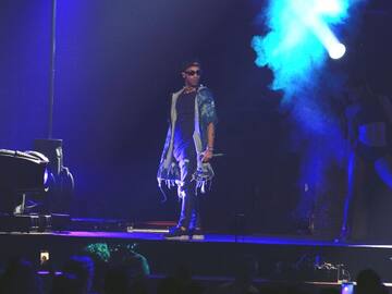 Le lanzaron ropa interior a Arcángel y la olió por varios segundos: “Huele muy cabrón"