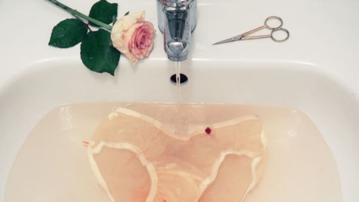 Terapia menstrual: pareja escandaliza redes sociales por su uso estético