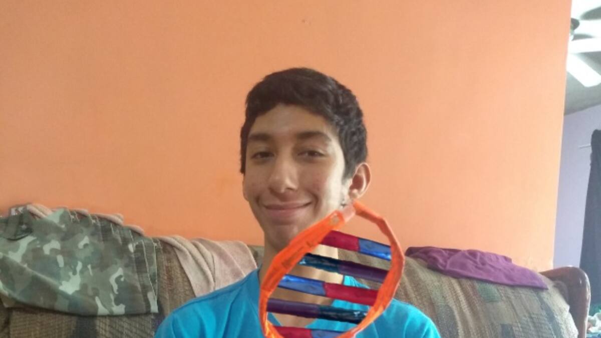 Estudiante de clase virtual hace su maqueta con Photoshop y espera que el profesor no lo note