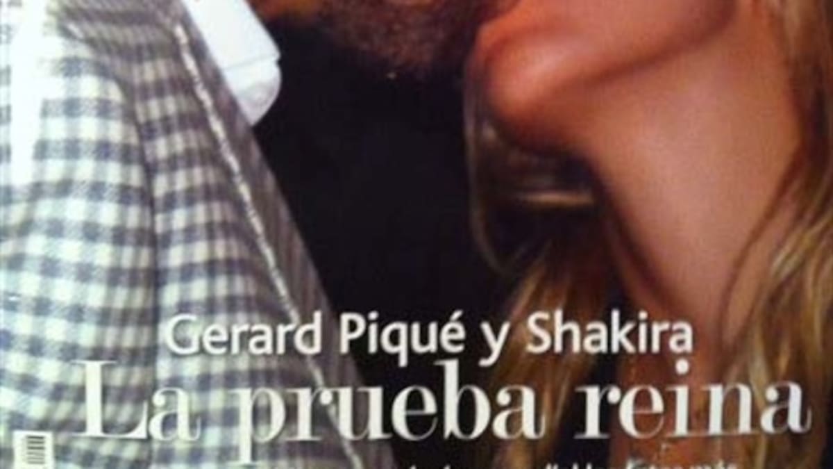 El tan esperado beso de Shakira y Piqué