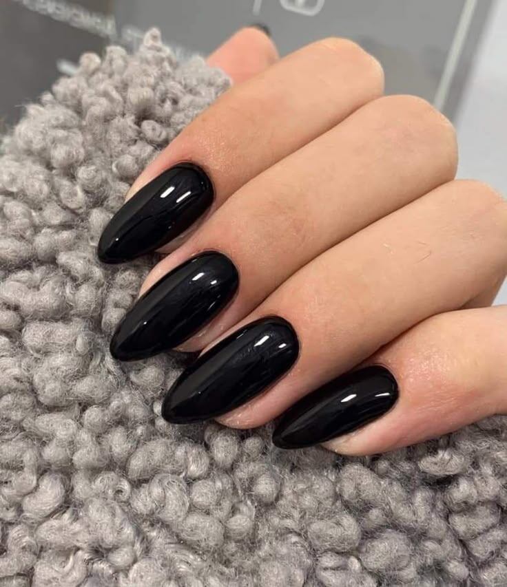 Uñas color negro | Créditos: Pinterest