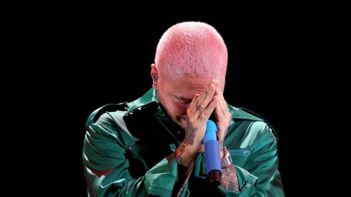 (VIDEO) J Balvin se cayó en un aeropuerto y se dio temendo golpe