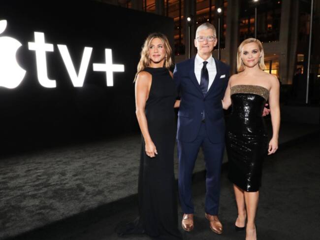 Jennifer Aniston, Tim Cook y Reese Witherspoon en la premiere mundial de “The Morning Show” en el Josie Robertson Plaza and David Geffen Hall, Lincoln Center for the Performing Arts de Nueva York.