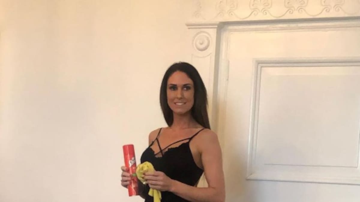 Mujer crea empresa de limpieza doméstica con mujeres en topless y lencería