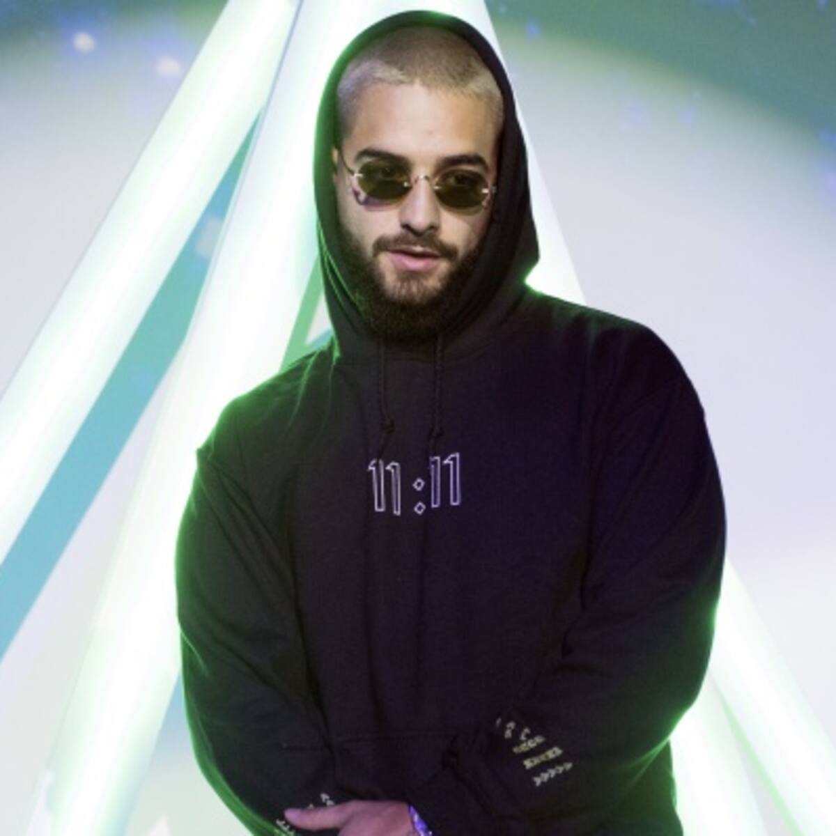 Maluma justifica el beso con su mamá