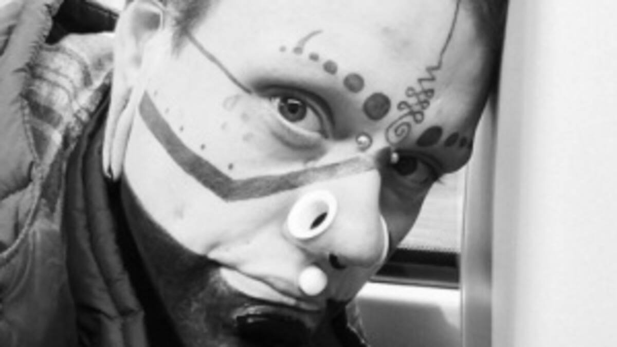 Este hombre se tatuó todo su cuerpo de negro