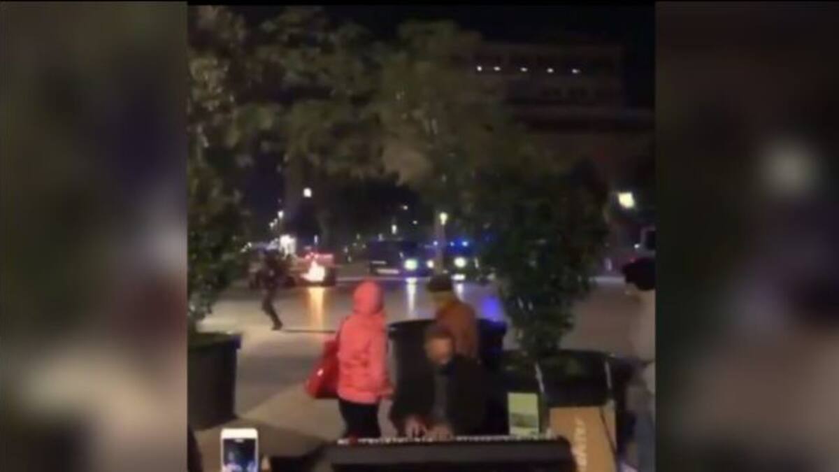 Hombre toca piano en frente de una manifestación y se vuelve viral en redes