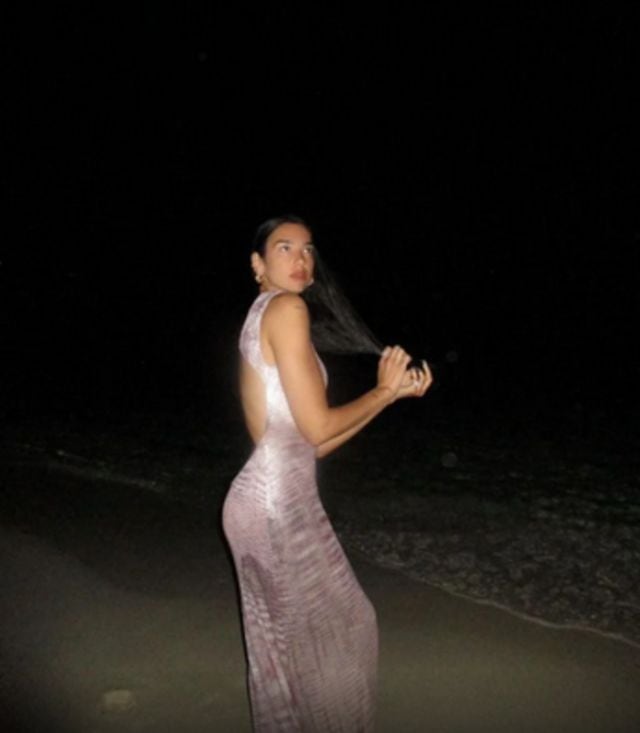 Dua Lipa presume sus curvas en la playa @DUALIPA