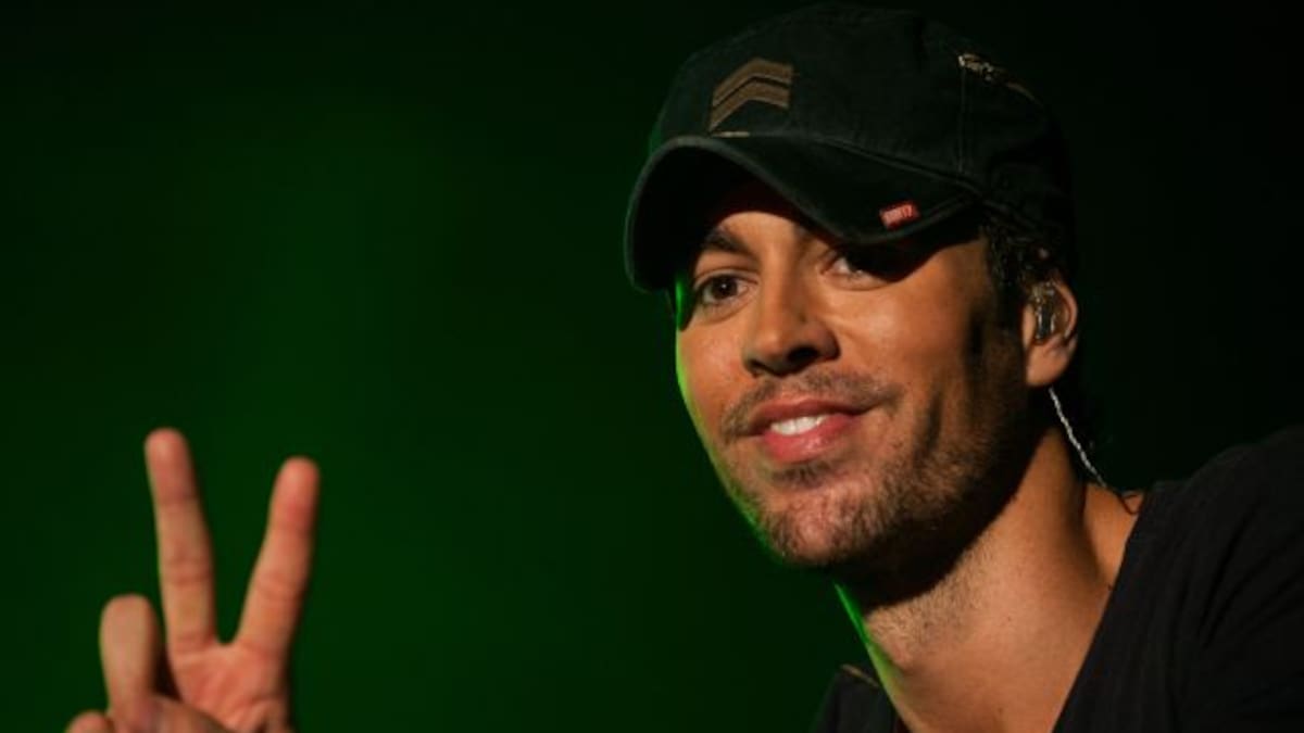 Enrique Iglesias casi se accidenta en Egipto