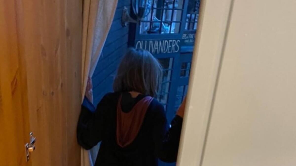 Hombre construye el Callejón Diagon de Harry Potter en el armario de su hija