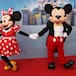 Mickey Mouse le quita el móvil a un hombre para darle una lección en Disneyland