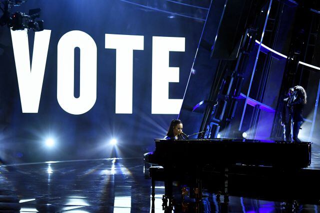 Con la palabra "vote" (¡Voten!), la cantante quiso invitar a los estadounidenses a hacer una elección correcta a la presidencia. Sin embargo, el mensaje fue censurado en televisión. Cortesía: Kevin Winter/Getty Images