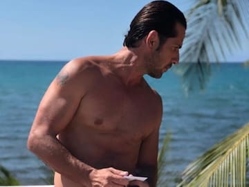 El desnudo de Gregorio Pernía en la ducha, que nos demuestra que está recuperado