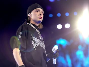 Fans de Peso Pluma le arrancaron los calzones y casi queda encuero en pleno show