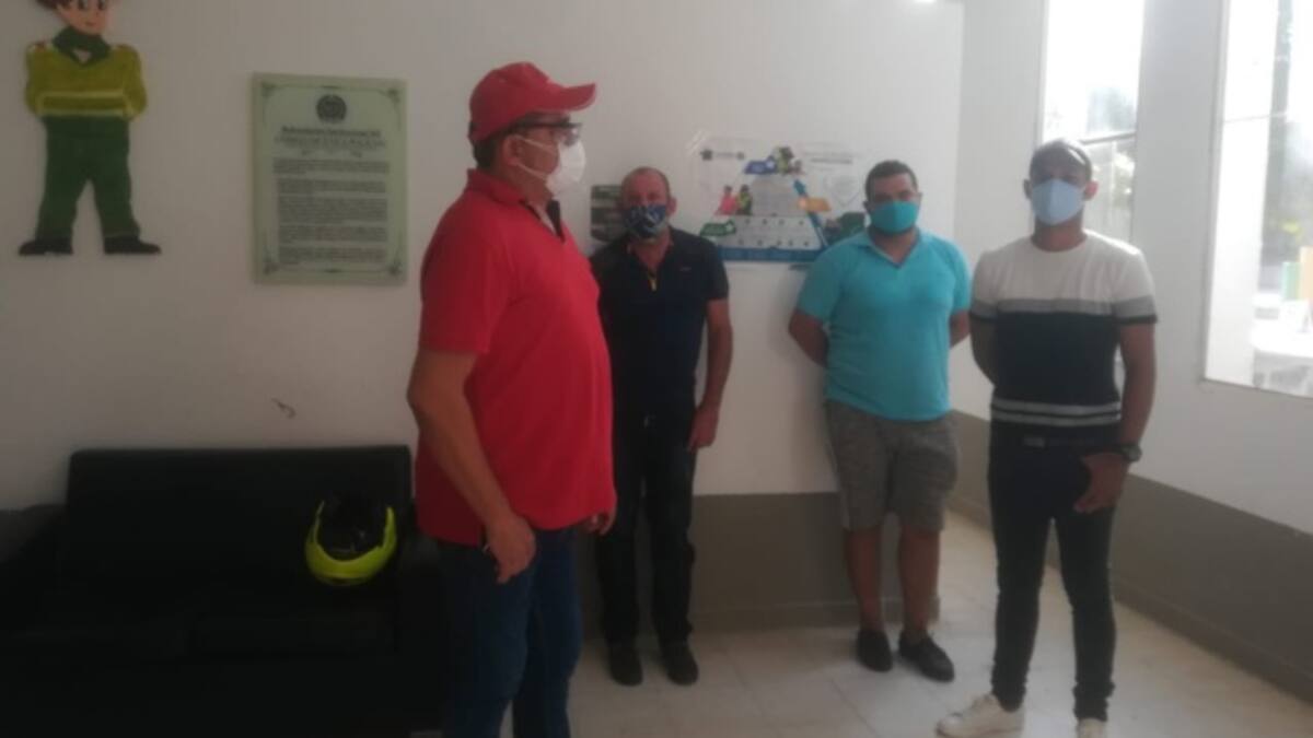 Alcalde colombiano arresta a su propio hijo y otro familiar por andar de fiesta