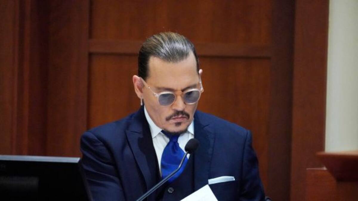 Johnny Depp es captado dibujando bosquejos durante el juicio con Amber Heard