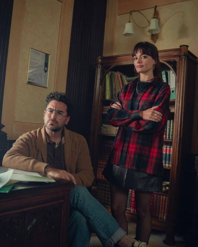 Thomas Molloy (Dan Levy) y Maeve (Emma Mackey).