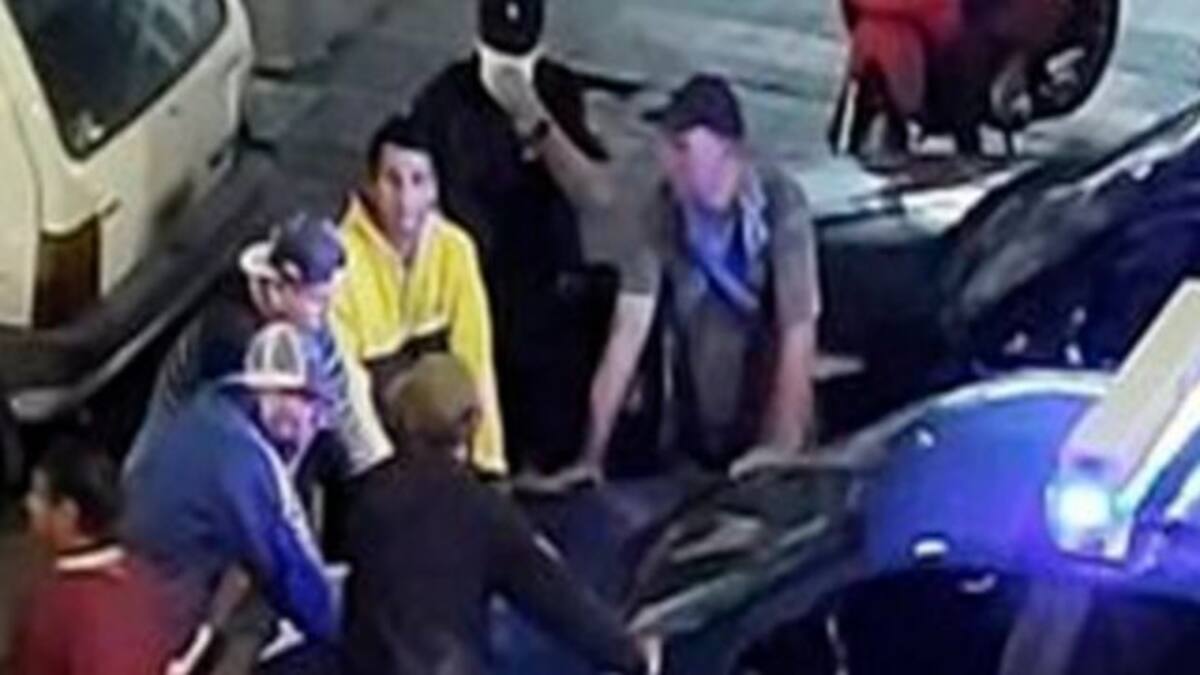 Perrito se para en dos patas durante procedimiento policial para ser ‘requisado’