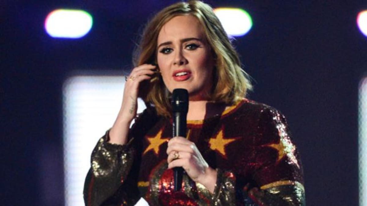 El divertido y curioso beso que un perrito le dio a Adele