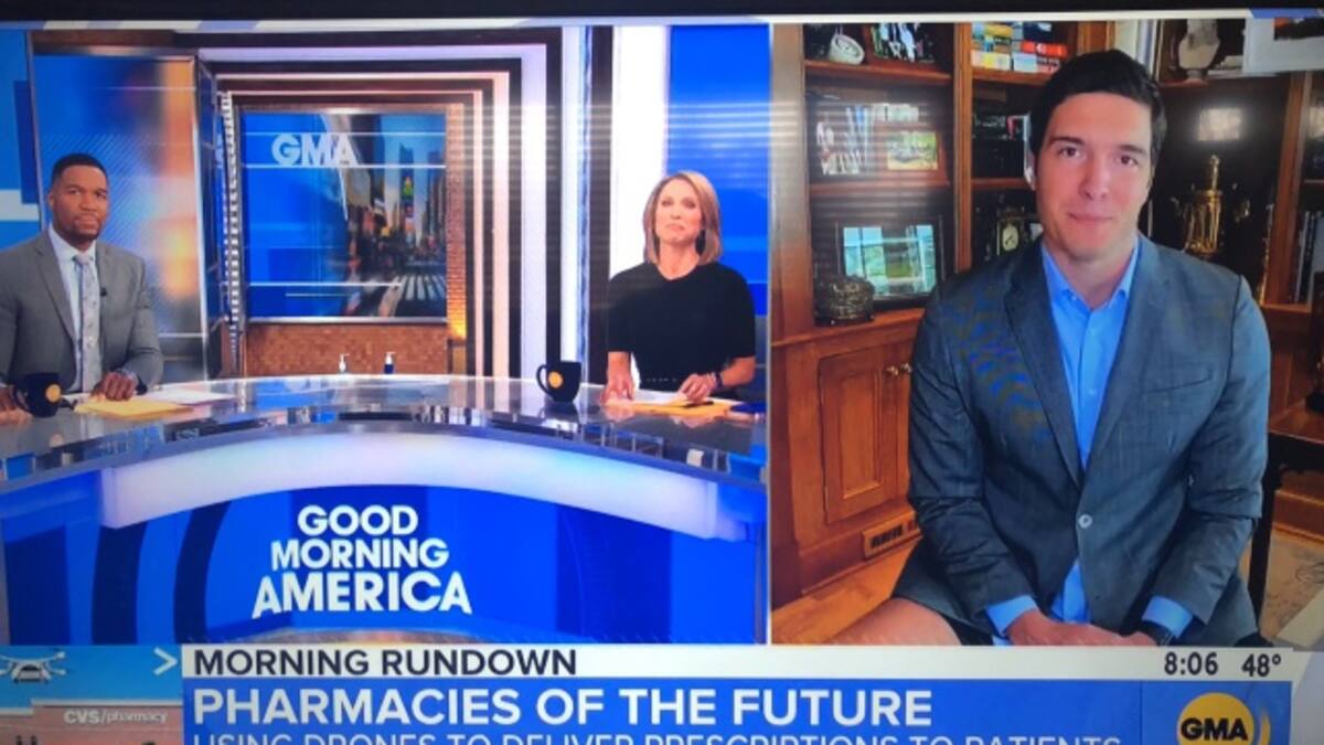 Reportero salió sin pantalones mientras transmitía desde casa