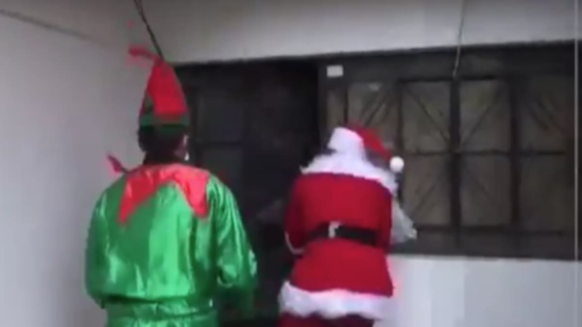 Vestidos de Papá Noel y duende, la policía arresta a un narcotraficante en Perú