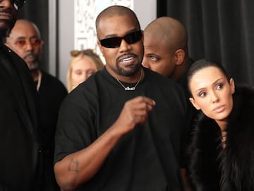 ¿Kanye West fue expulsado de los Grammy 2025? Posó en la alfombra roja con su esposa totalmente d3snuda
