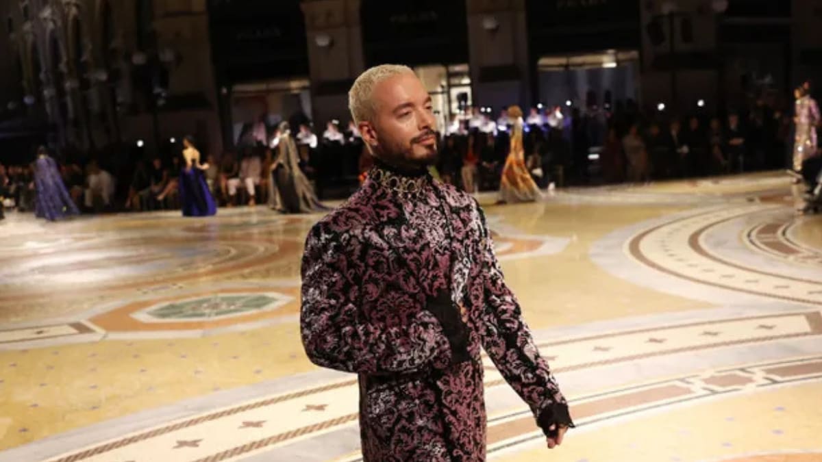 J Balvin hace historia tras desfilar en Vogue World Milano 2026: así fue su debut en la pasarela