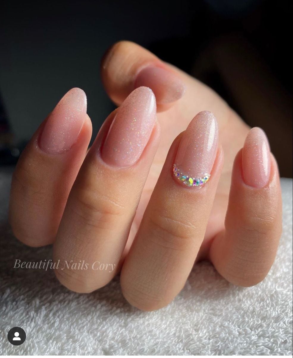 CO. Uñas con cristales minimalistas. | Crédito: Pinterest.