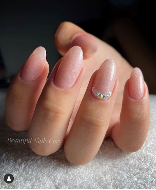 CO. Uñas con cristales minimalistas. | Crédito: Pinterest.