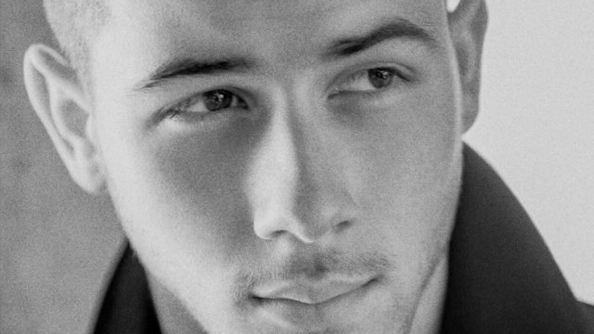 Nick Jonas no extraña a sus hermanos sobre el escenario