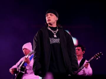 Peso Pluma destruyó televisor a patadas en un concierto y lo acusan de “agrandando”: video