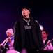 Peso Pluma destruyó televisor a patadas en un concierto y lo acusan de “agrandando”: video