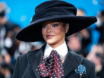 Rihanna sorprende en la Met Gala 2025 con la noticia de su tercer embarazo; así lució