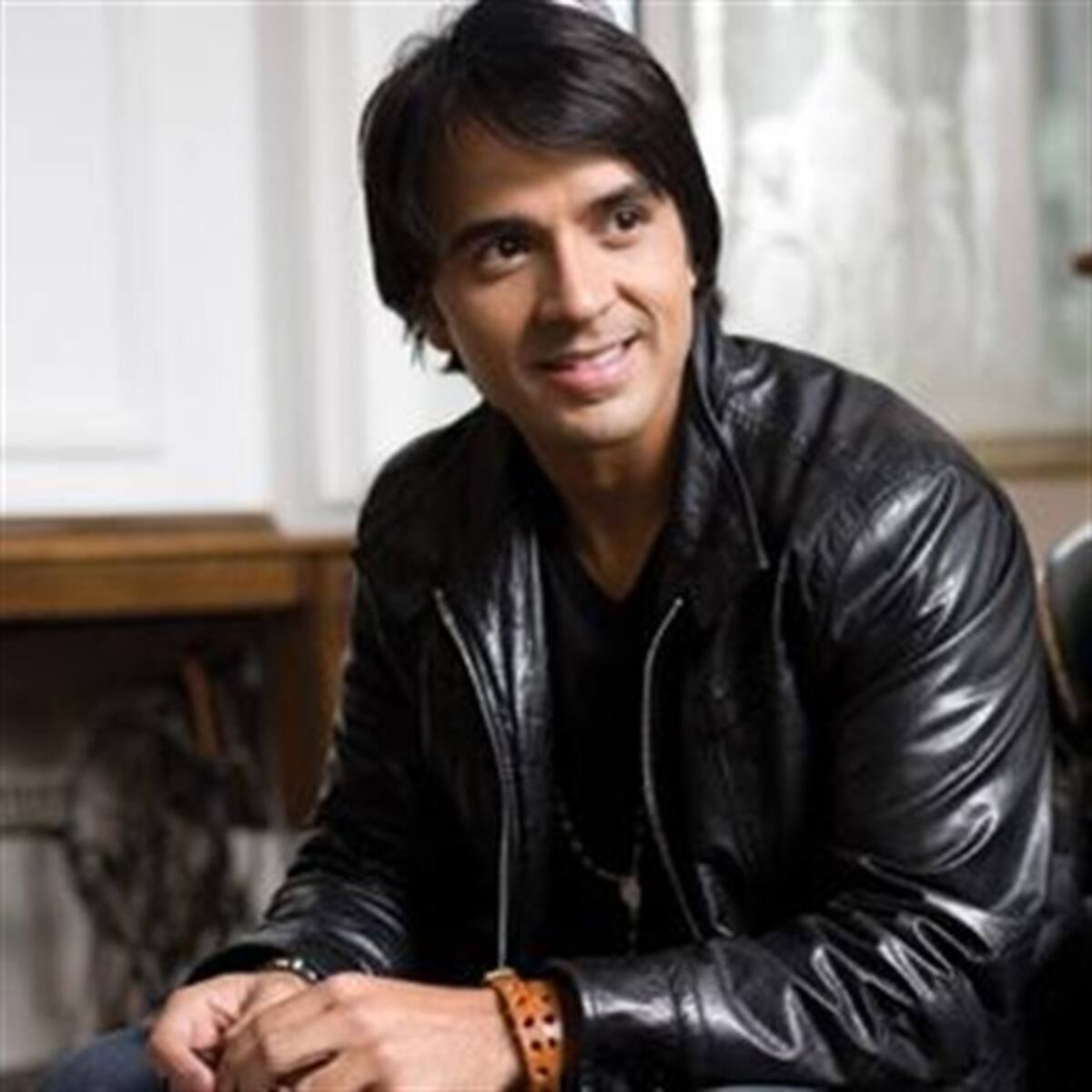 Luis Fonsi le canta al amor