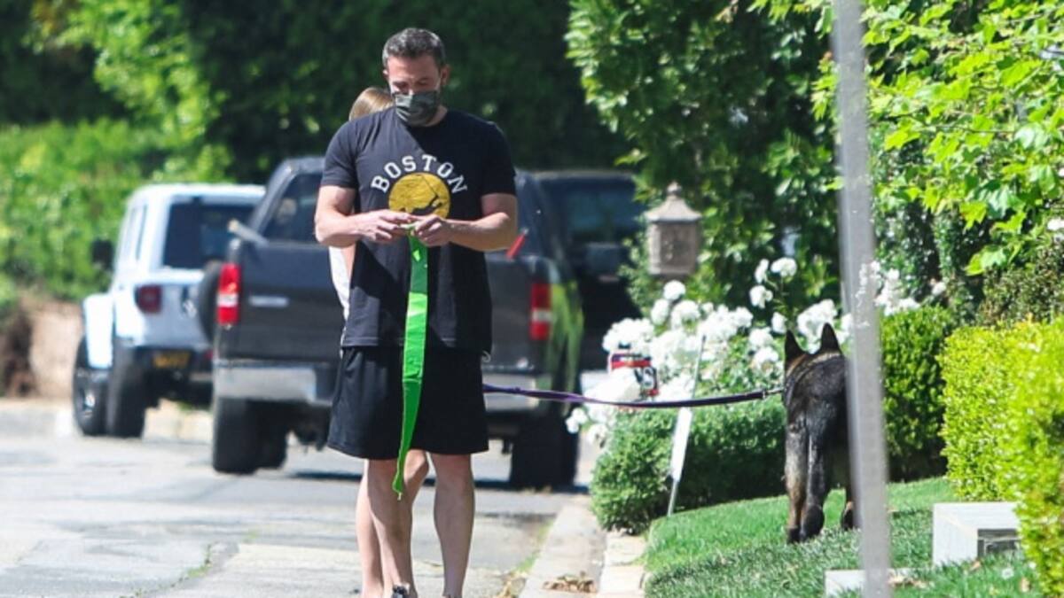 Burlas a Ben Affleck por su singular forma de fumar en medio de la pandemia