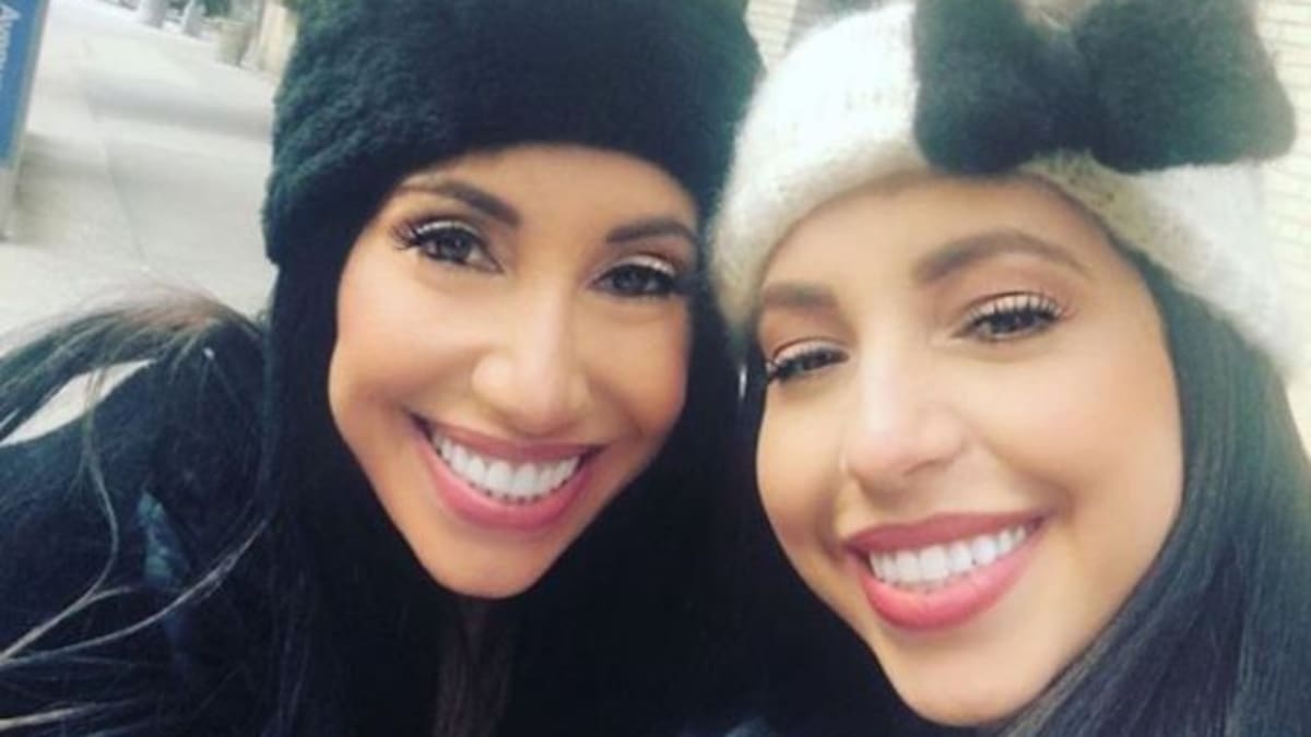 ¡Son gemelas! El increíble parecido de una madre de 60 años con su hija de 30